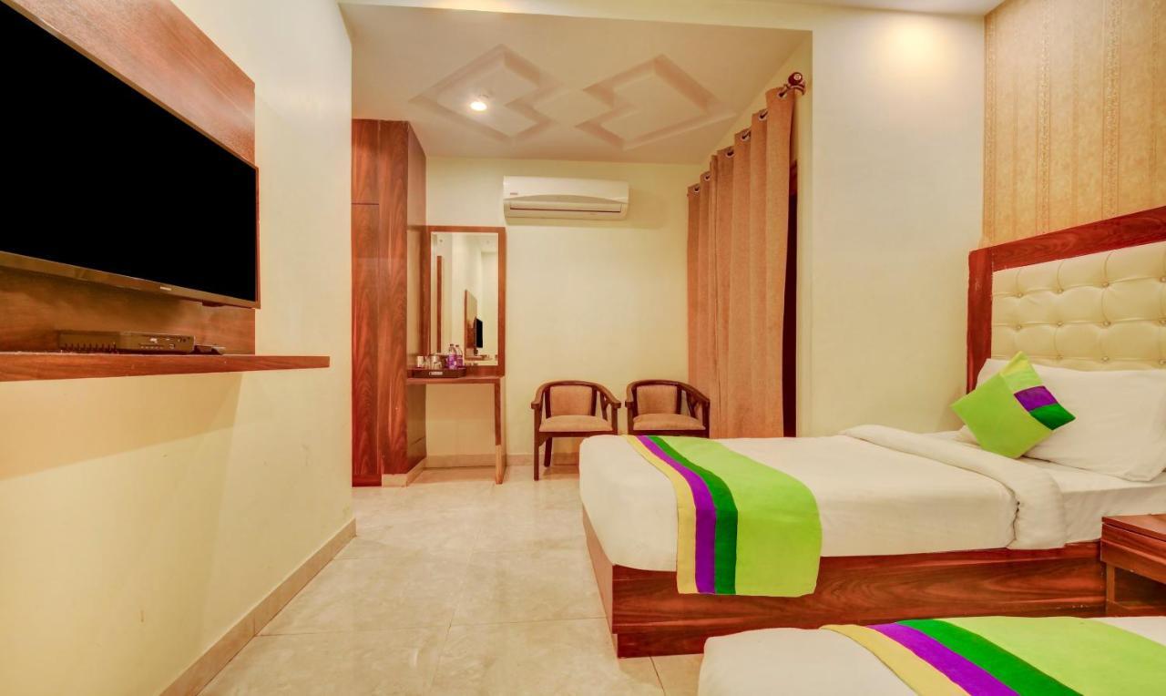 Отель Treebo G K Residency Near Dehradun Railway Station Экстерьер фото